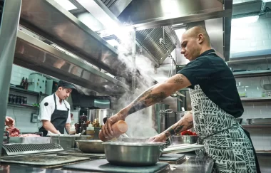 2 cuisiniers en train de travailler avec de l'équipement de confiance